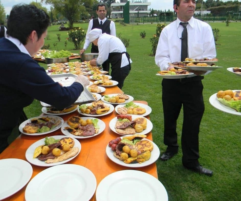 Catering para bodas en Bogotá y Cundinamarca Meseros sirviendo parrillada para evento corporativo en Tenjo, Cundinamarca