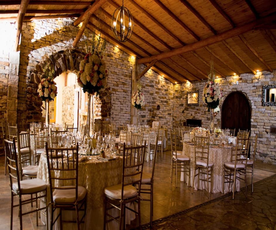 Fiestas de quinceaños en Bogotá y Cundinamarca Decoración romántica y natural en Hacienda Remanso del Río.