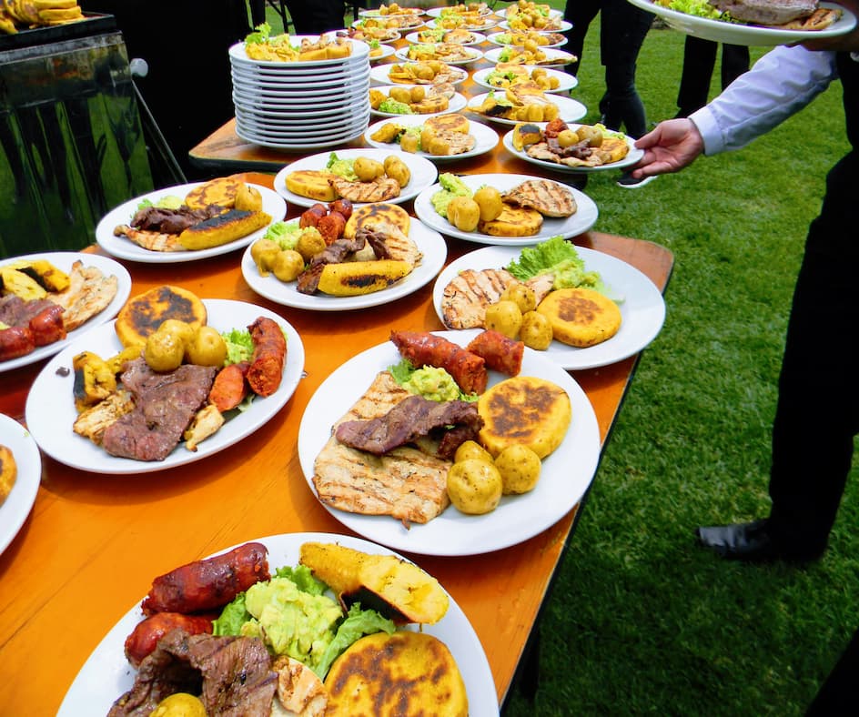 Catering para bodas en Bogotá y Cundinamarca Parrilla al barril en boda campestre en Cundinamarca