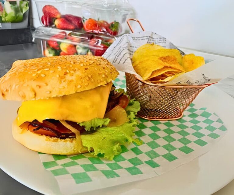Fiestas Infantiles Bogota hamburguesa doble carne servida en fiesta infantil en regimiento san jorge bogota