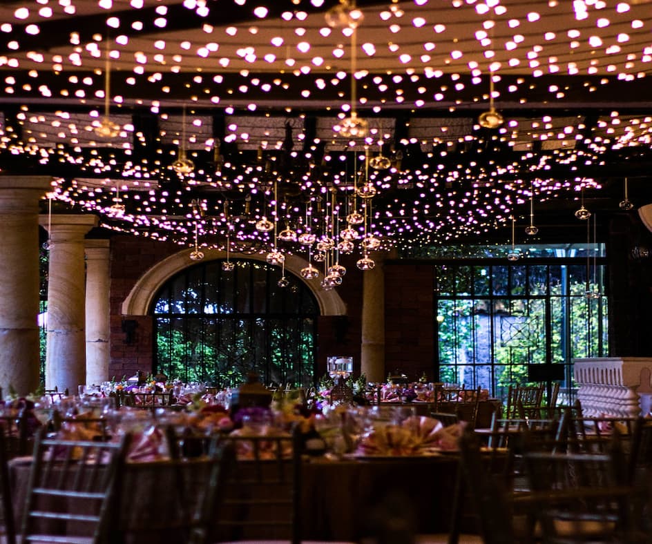 Fiestas de quinceaños en Bogotá y Cundinamarca Montaje elegante de boda en el Regimiento San Jorge, Bogotá.