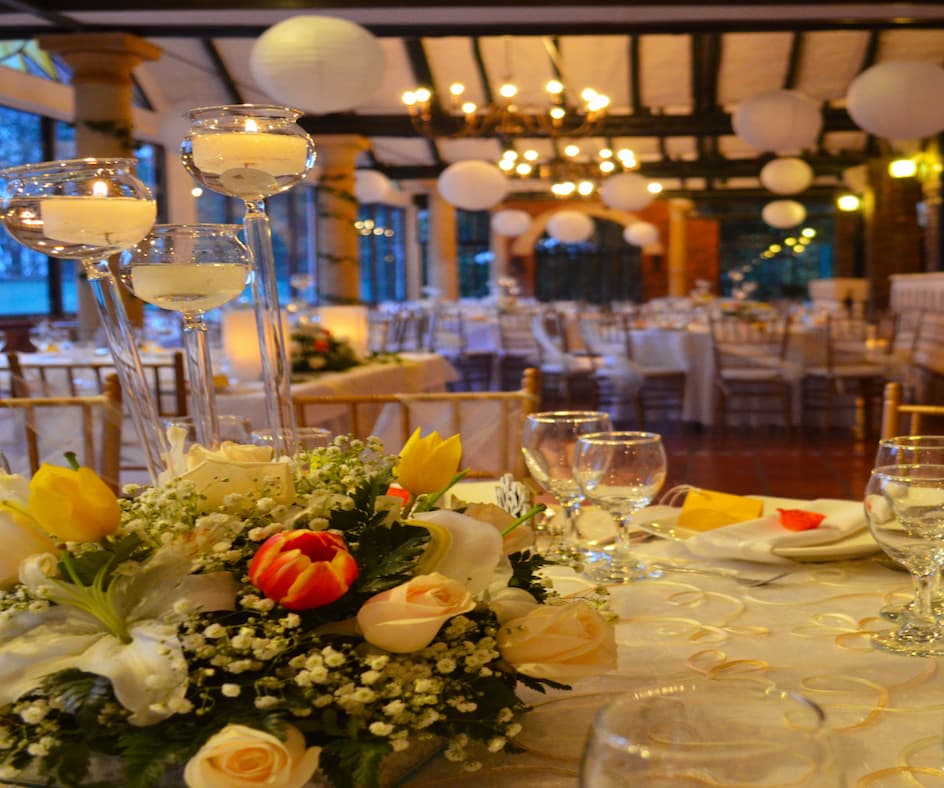 Fiestas de quinceaños en Bogotá y Cundinamarca Montaje floral y rústico en Hacienda Jardín Secreto, Tenjo.