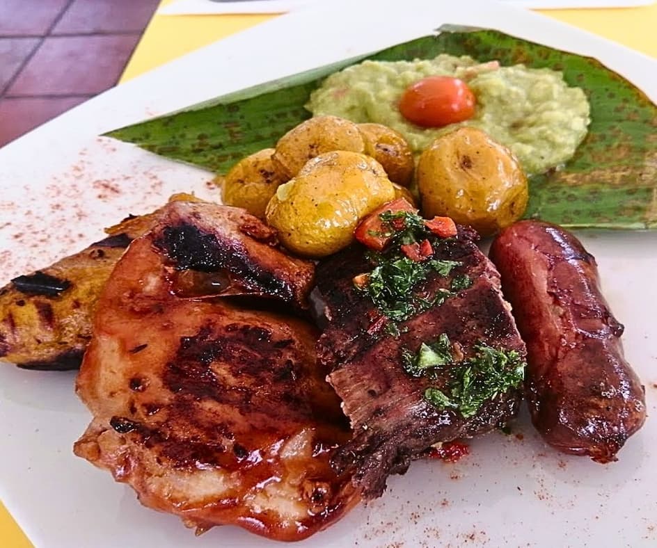 Catering para bodas en Bogotá y Cundinamarca Asado típico colombiano servido en evento empresarial en Chía, Cundinamarca